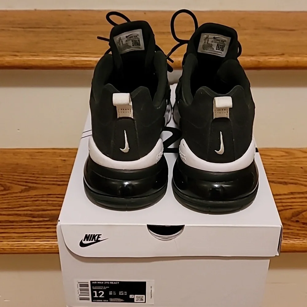 Nike Airmax 270 React - Picture 4 of 11